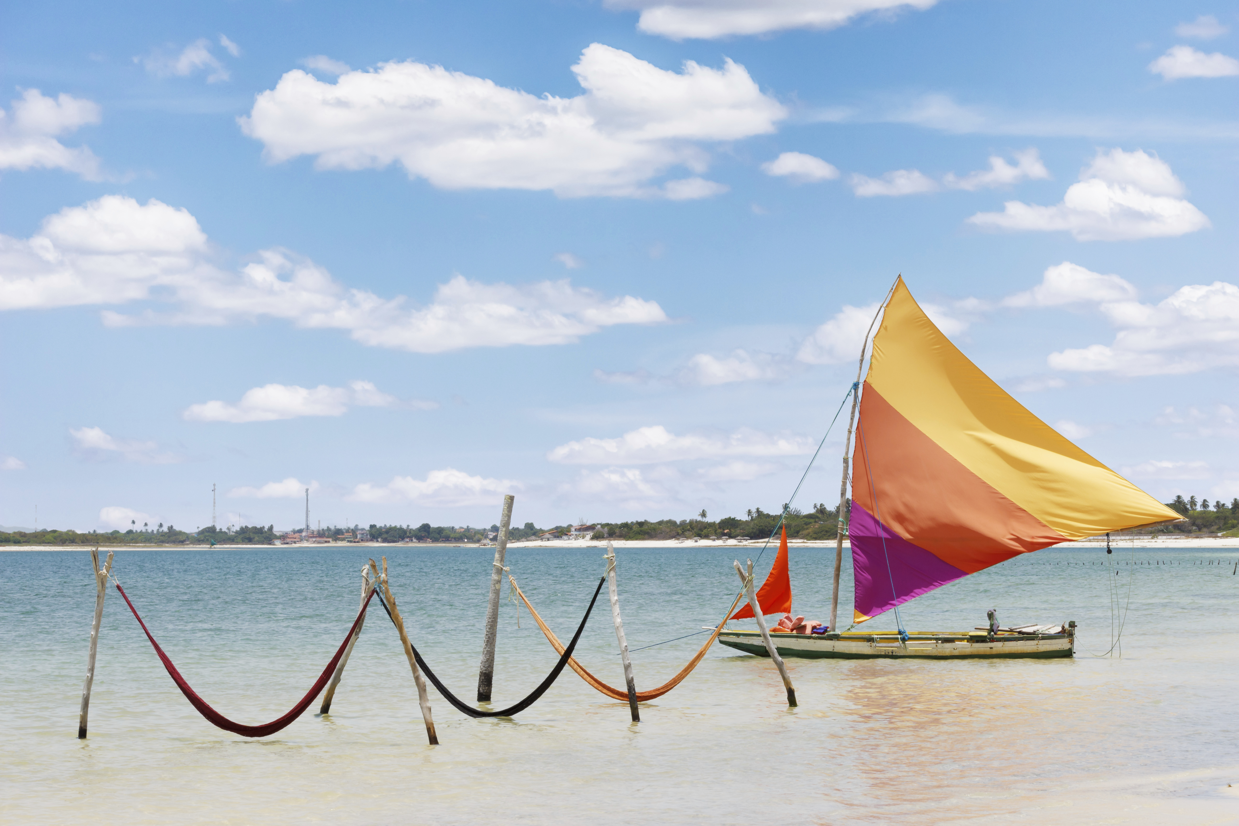 barco com vela colorida na lagoa paraíso em Jericoacoara