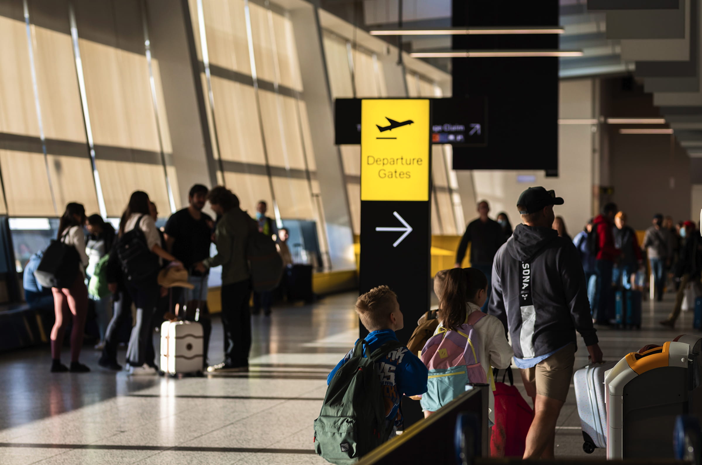 Passagiers met handbagage op weg naar gate op luchthaven