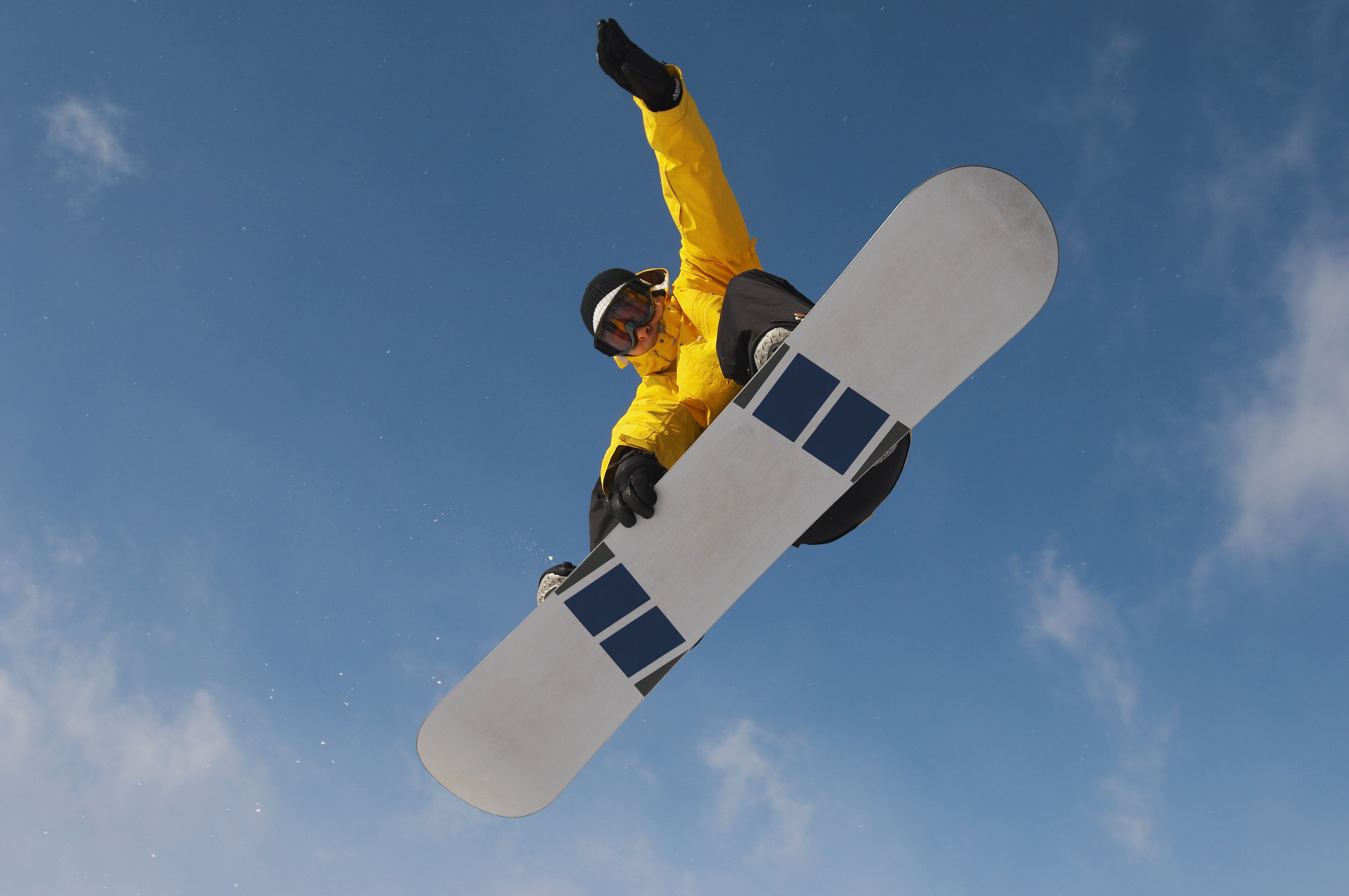 Persona practicando snowboard