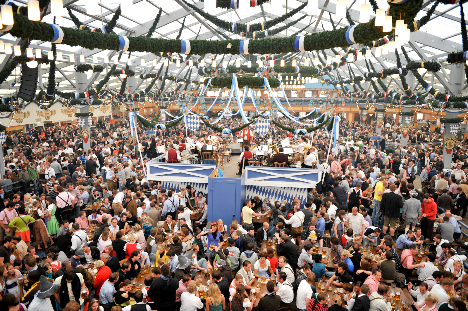Besucher feiern im Festzelt auf dem Oktoberfest in München