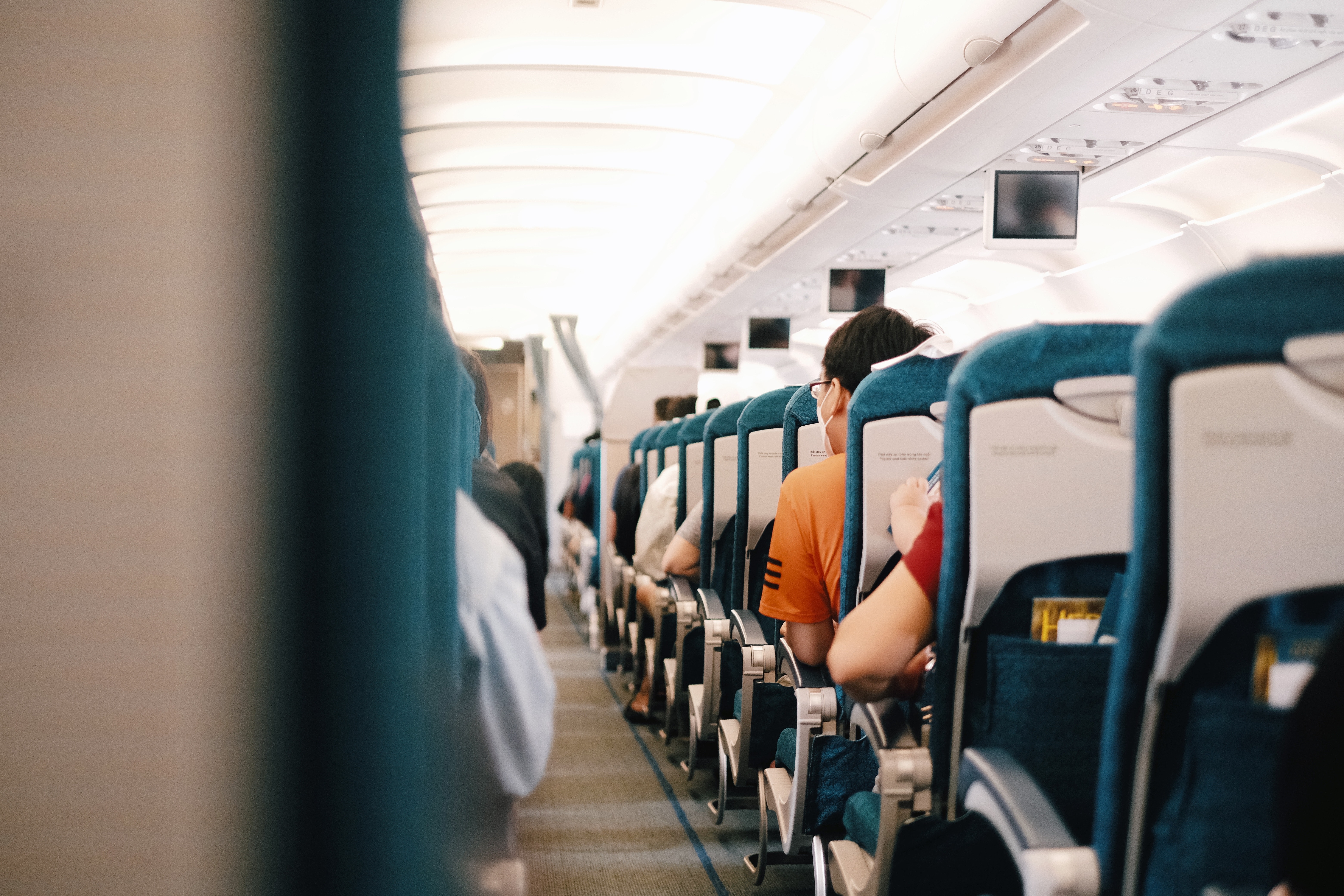 Passagiers zitten aan boord van een vliegtuig tijdens een vlucht.