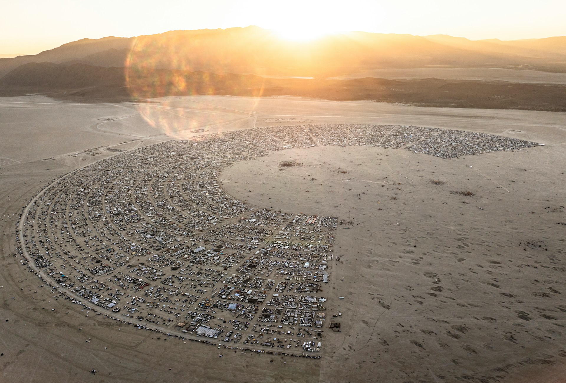 Burning Man vanuit de lucht met Black Rock City in de Black Rock Desert van Nevada