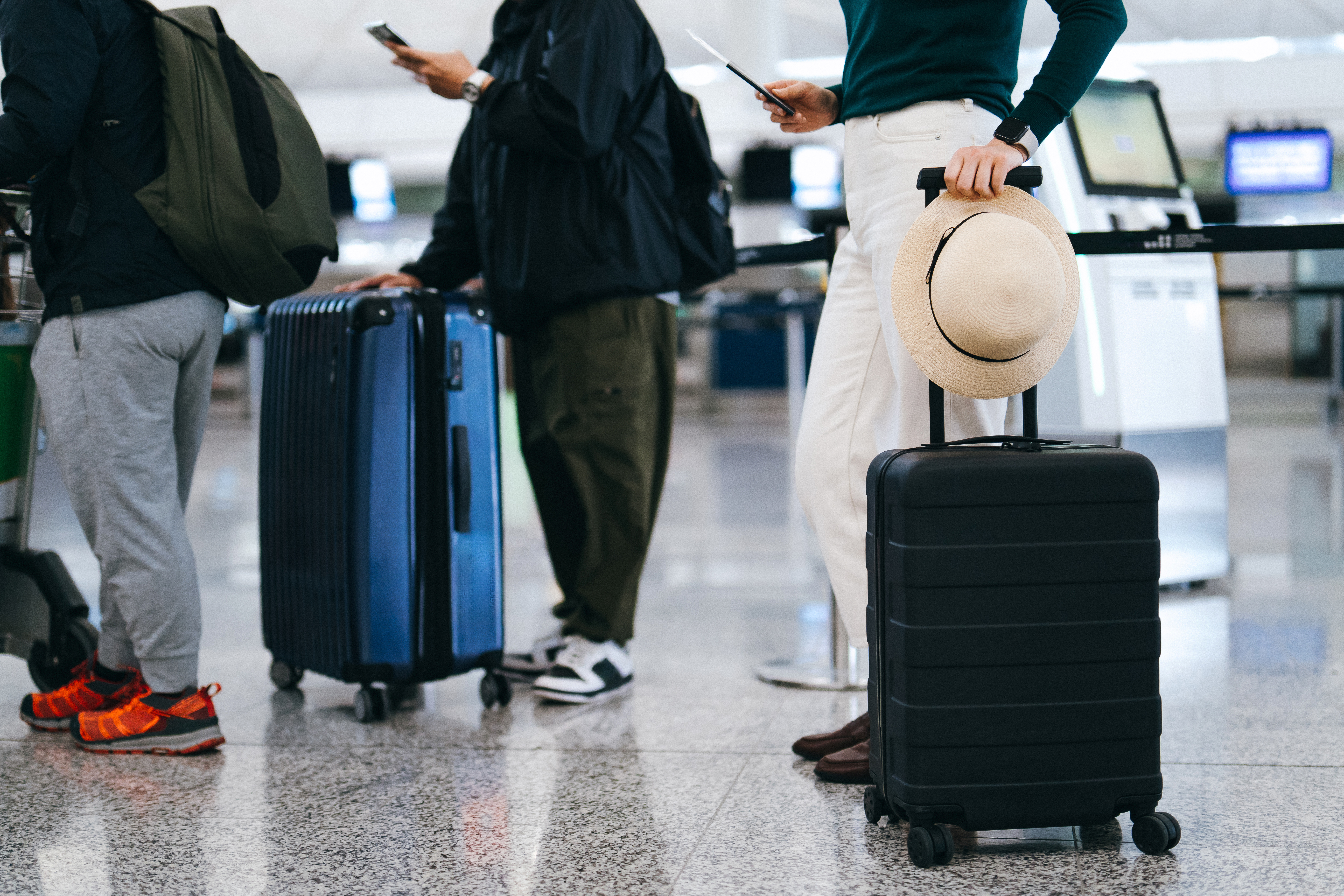 Reizigers met koffers bij een luchthaven incheckbalie voor vertrek
