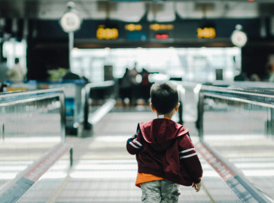 Kind op transportband luchthaven