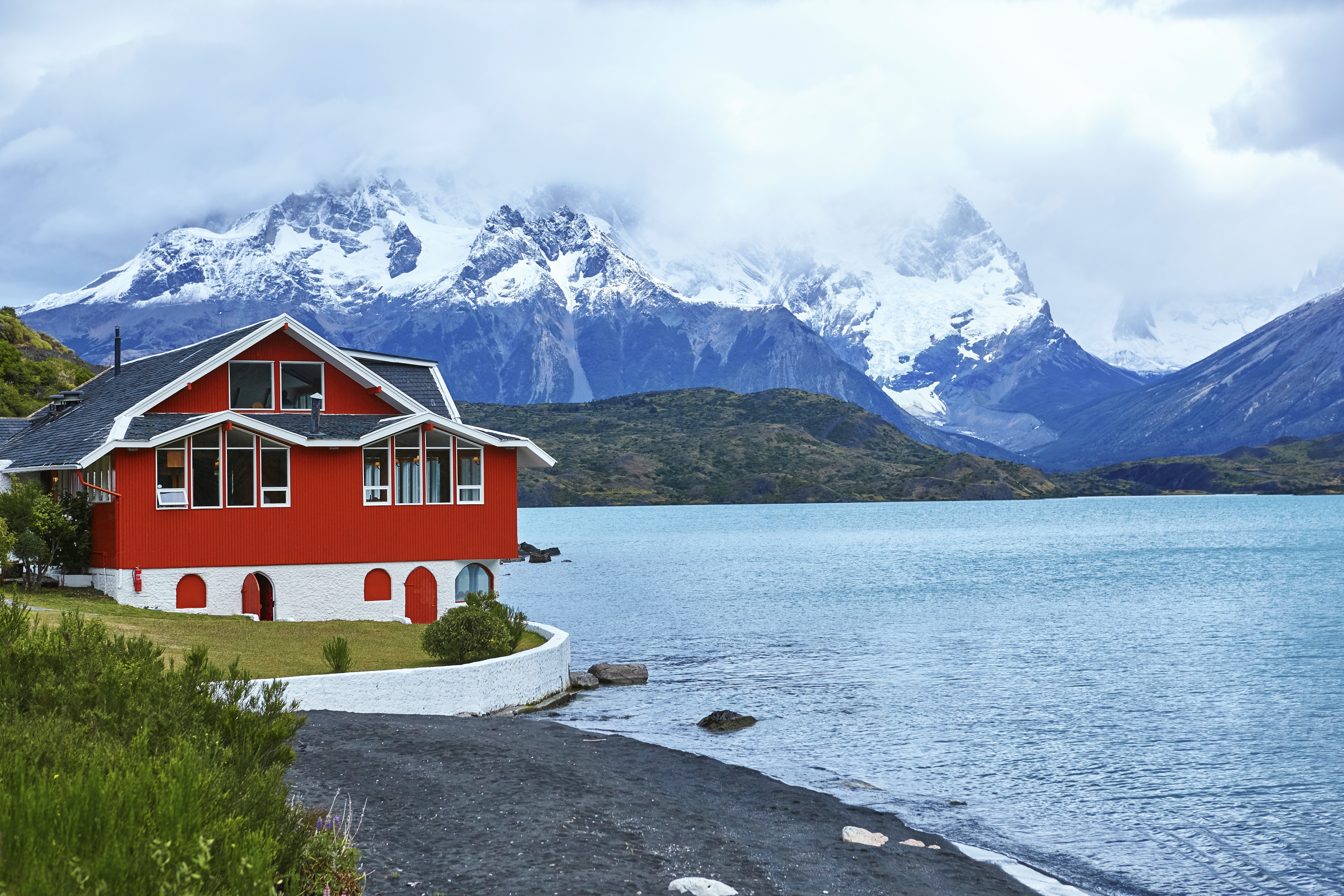 Hostería Pehoé, casa vermelha à beira do lago, em Torres del Paine
