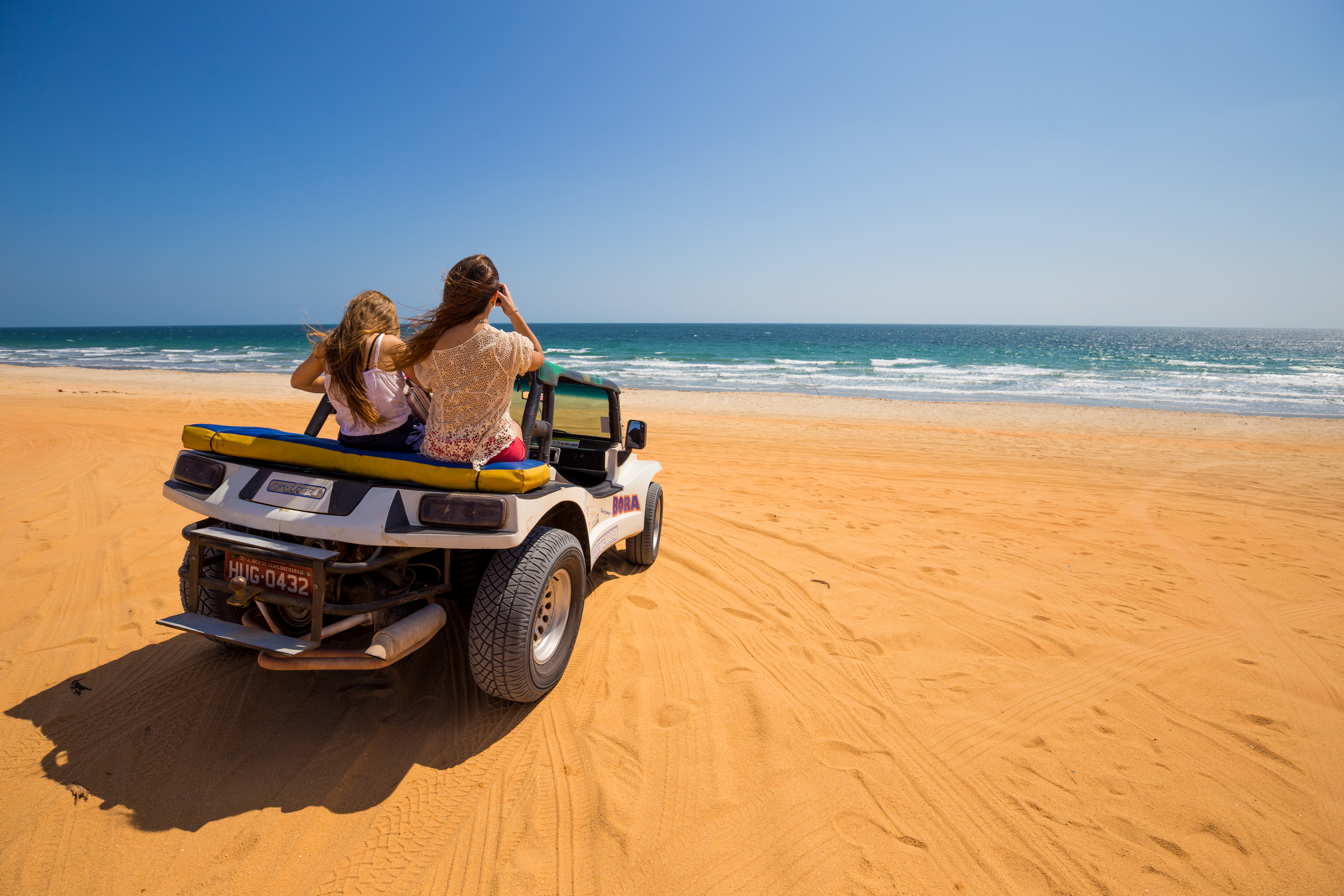 bugue em Jeri na praia com turistas