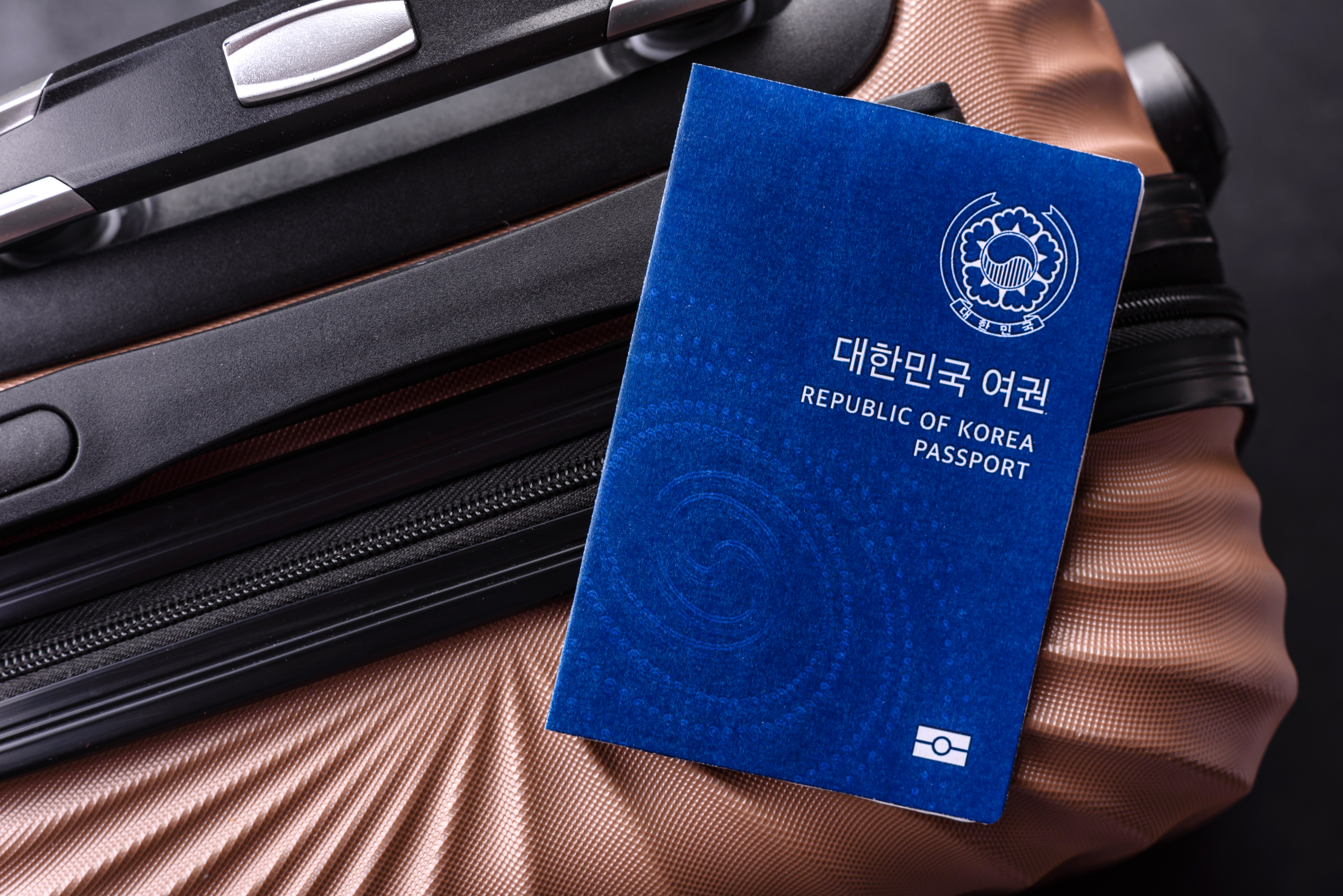 캐리어 위에 놓여져 있는 대한민국 여권
