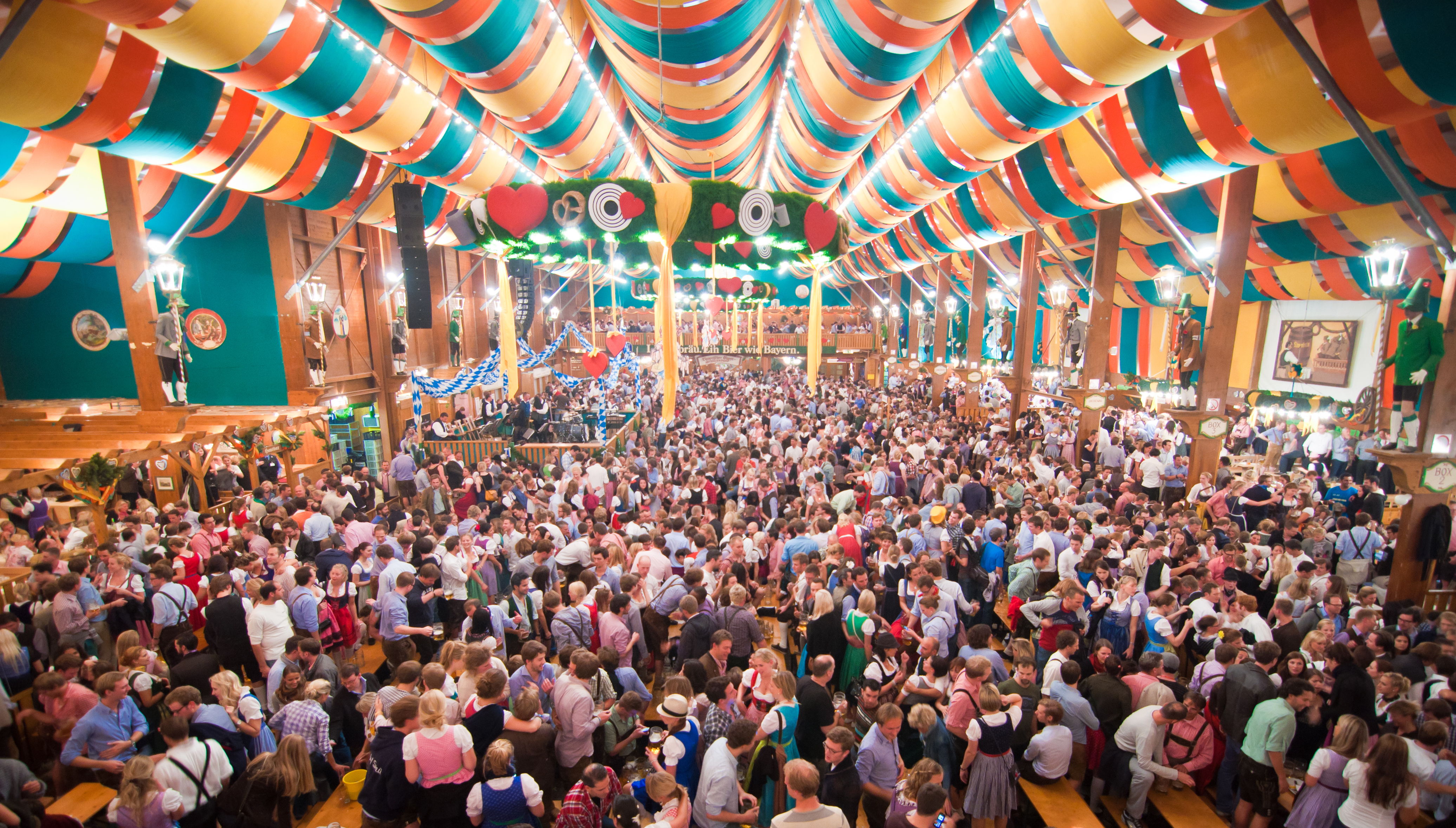 Personen in biertent tijdens Oktoberfest in München