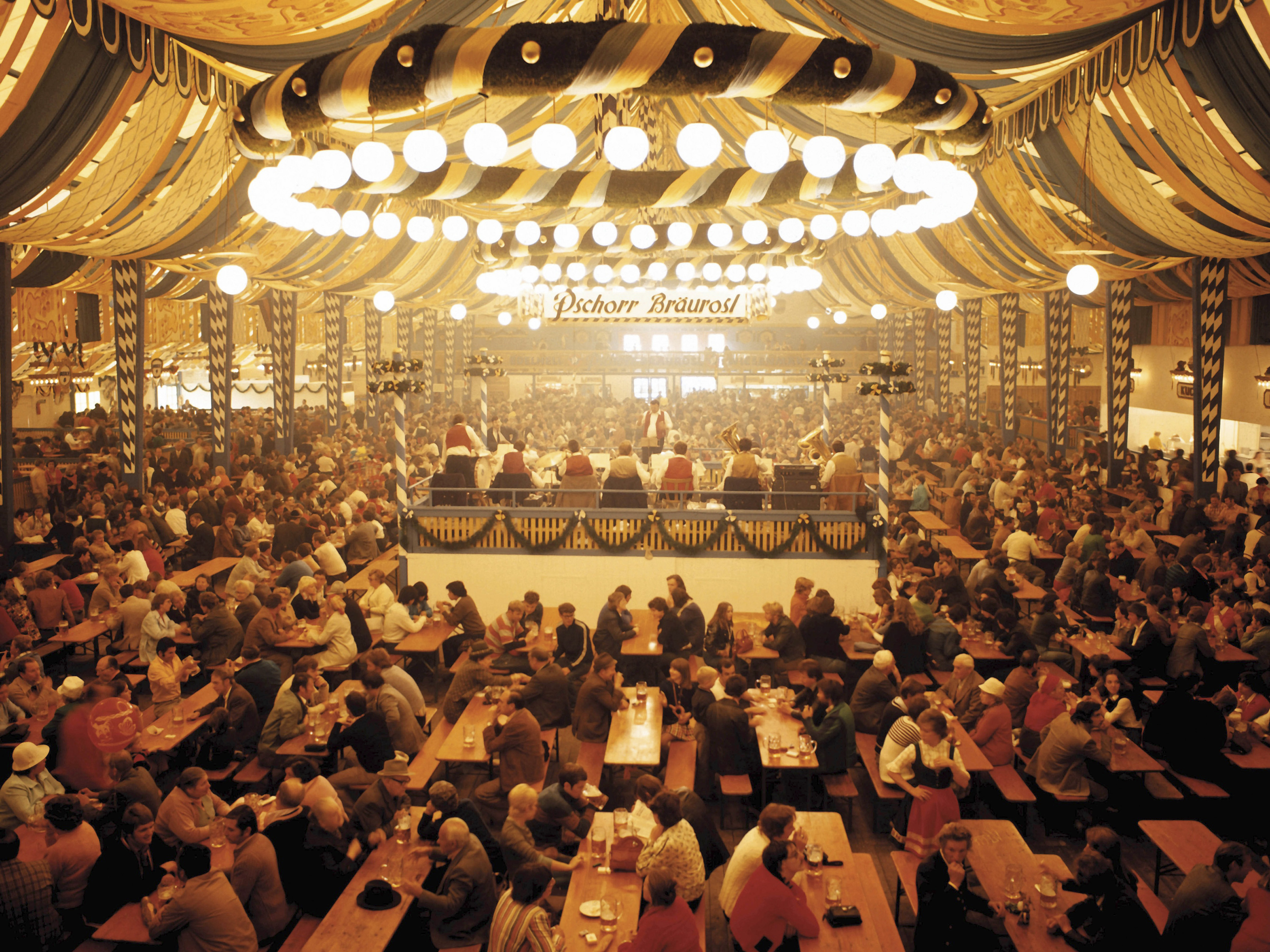 Biertent met bezoekers tijdens Oktoberfest in München