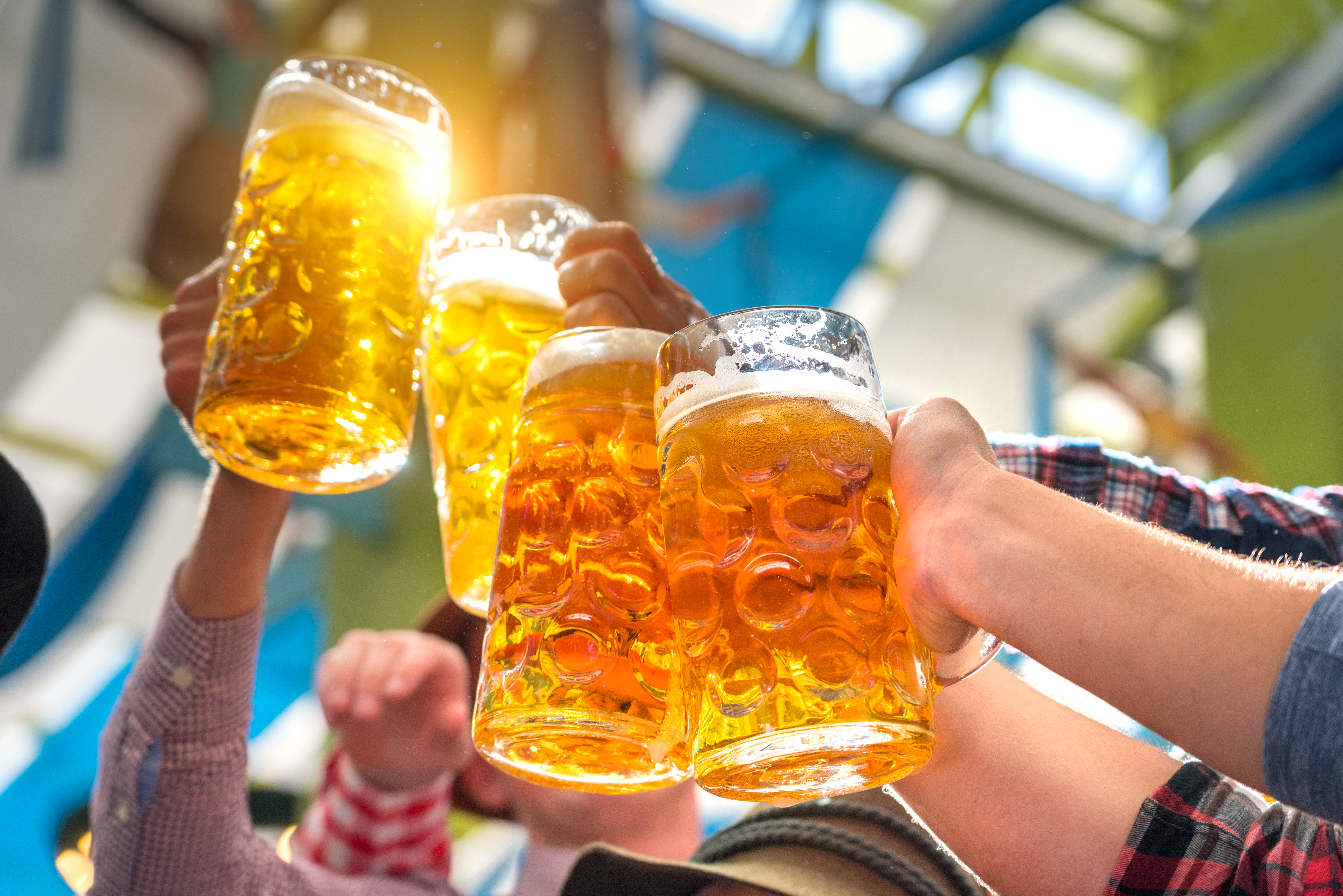 Traditionelle Maßkrüge mit Oktoberfestbier auf dem Oktoberfest in München