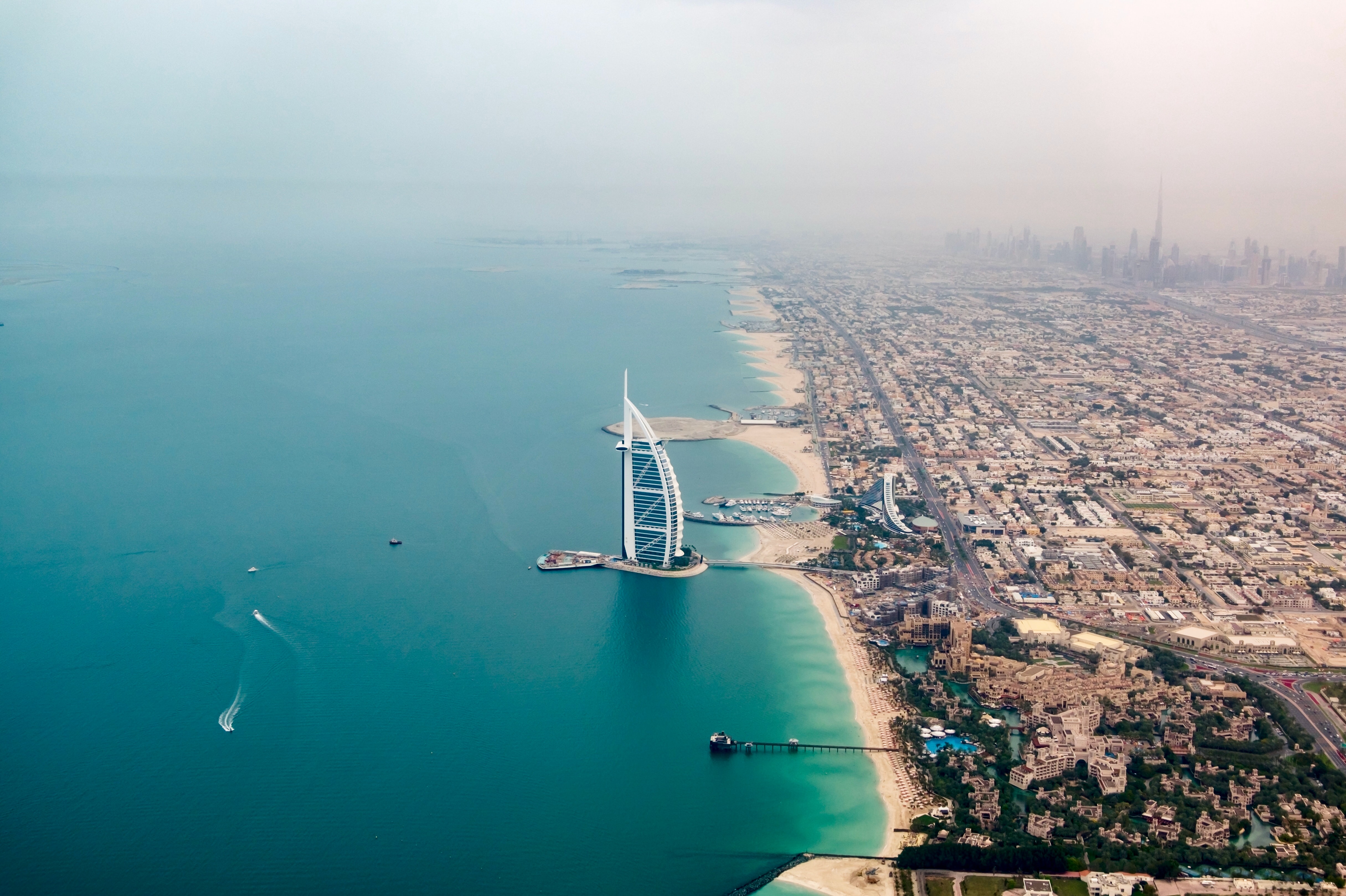 Burj Al Arab in Dubai – Emirates verbindet Deutschland mit Dubai und zahlreichen Fernzielen weltweit.