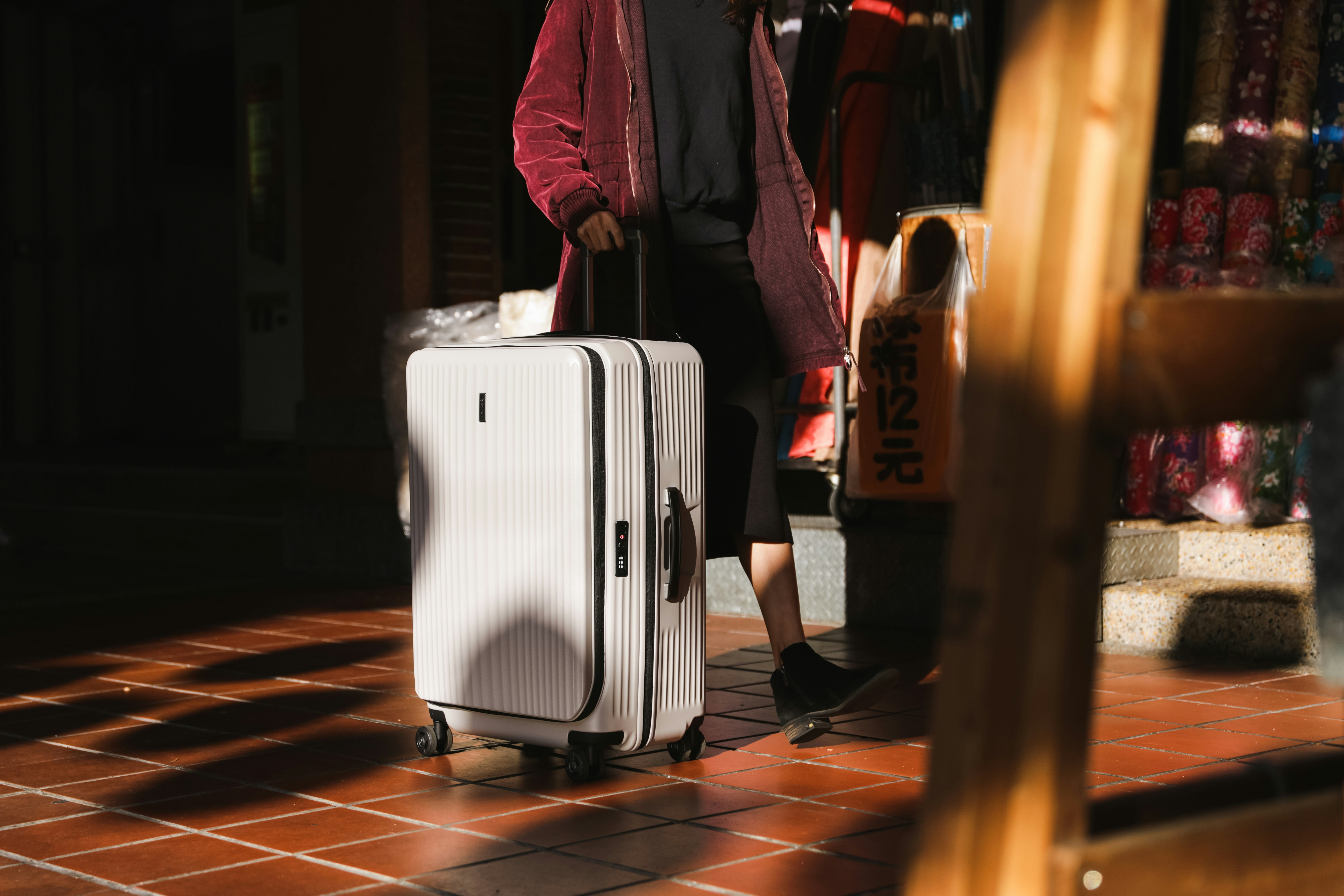 Persoon met koffers op weg naar luchthaven
