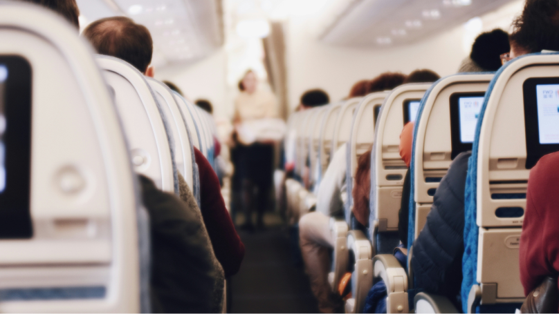 Passagiers zitten aan boord van een vliegtuig tijdens een vlucht
